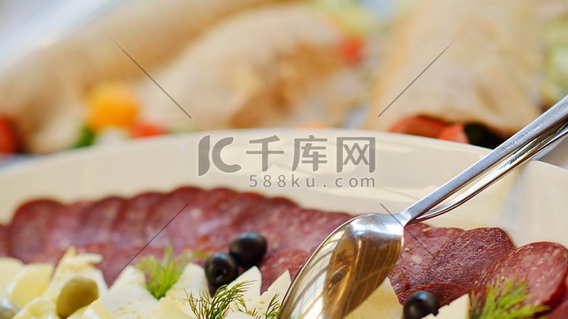 超市里，消化饼干与粗粮饼干的秘密较量