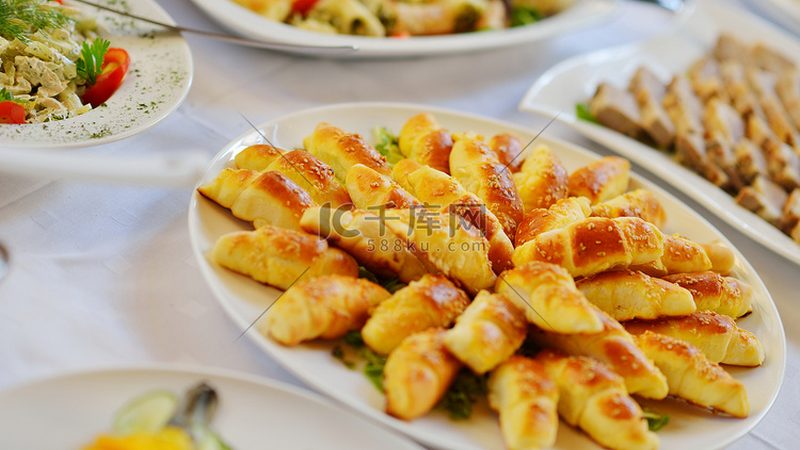 在烘焙行业，原料的选择至关重要。对于商用烘焙原料，以下要点需重点关注：